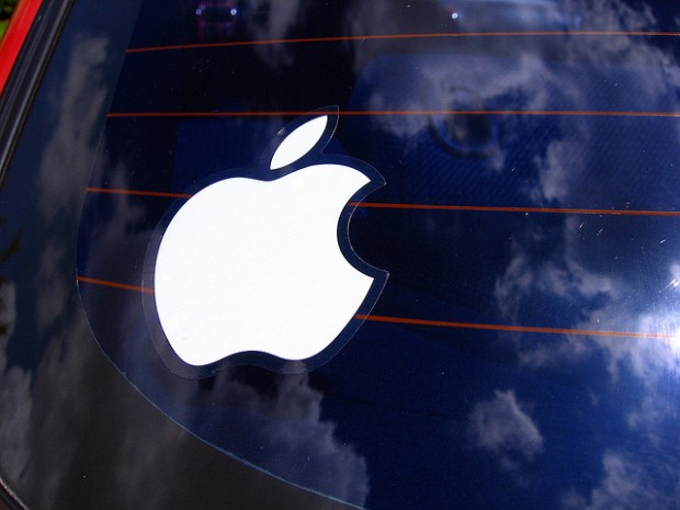 apple_logo_on_car