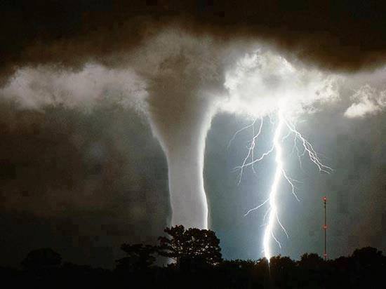 waterspout_lightning_strike