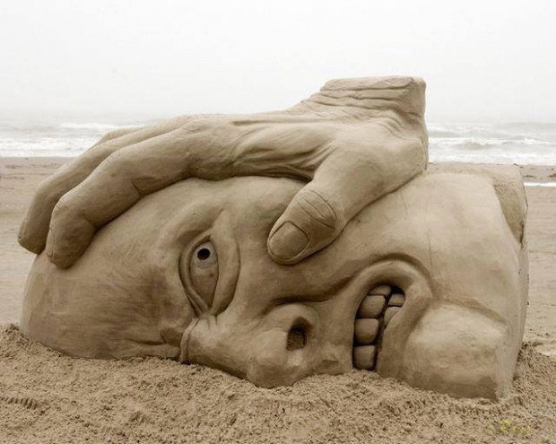 awesome_hand_face_sand_art