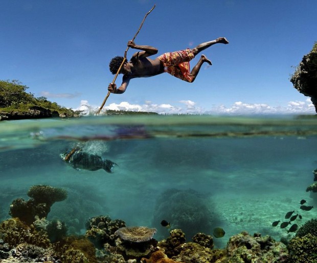 Amazing-Image-of-a-Man-Spear-Fishing-off-The-Coast-of-Jamaica