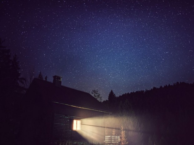 cabin-night-sky-croatia_73861_990x742