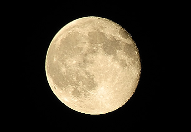 Full_Moon_-_Creative_Commons_by_gnuckx