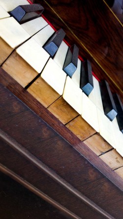 Old-Piano-250x443